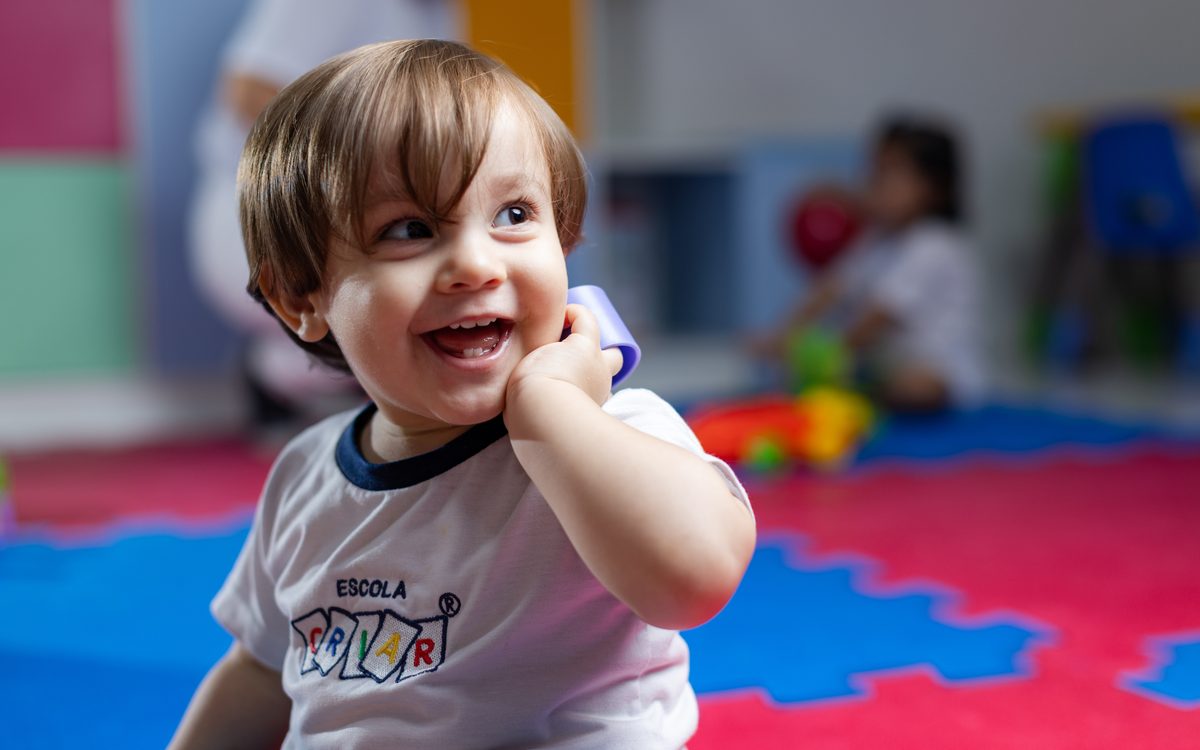 Bebê da Criar Baby sorri durante a brincadeira no tatame
