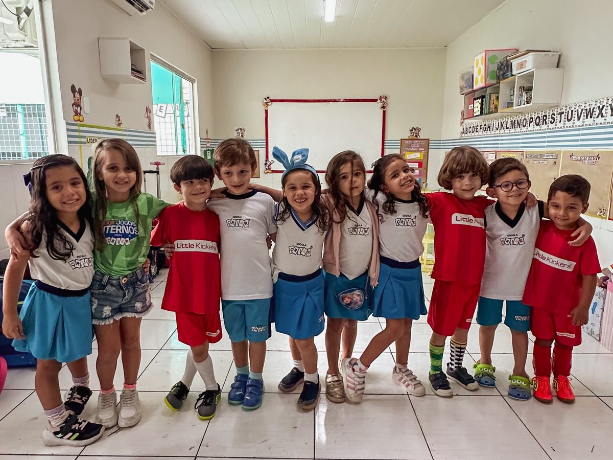 Turma da Escola Criar reunida e abraçada na sala de aula