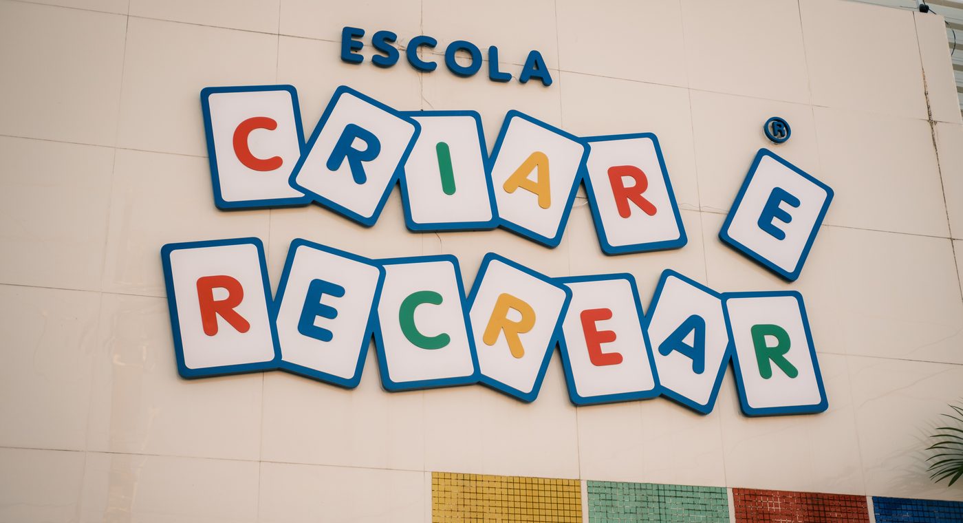 Letreiro da Escola Criar e Recrear na unidade Farol, em Maceió