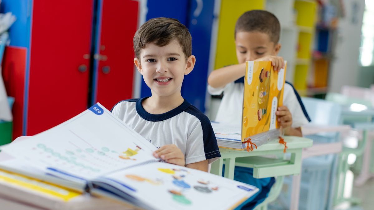 Alunos do ensino fundamental da Escola Criar com os livros na sala de aula