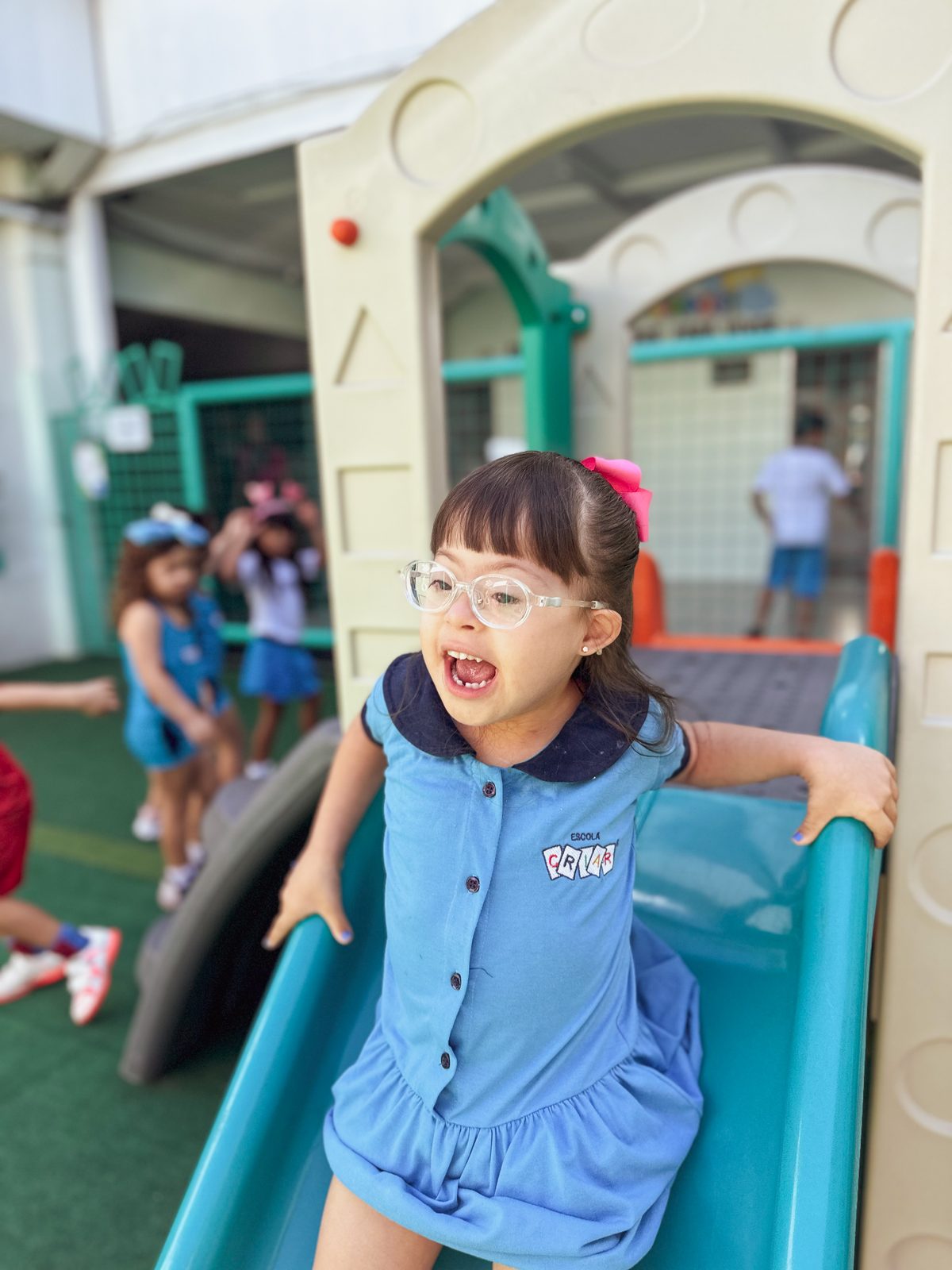Aluna da educação infantil desce o escorregador do parque da Escola Criar