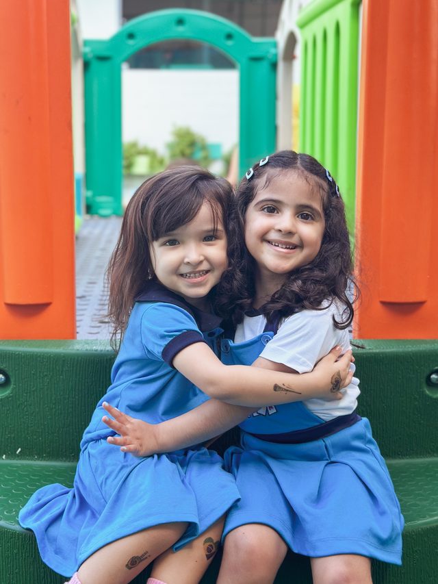 Duas alunas abraçadas no parque da Escola Criar